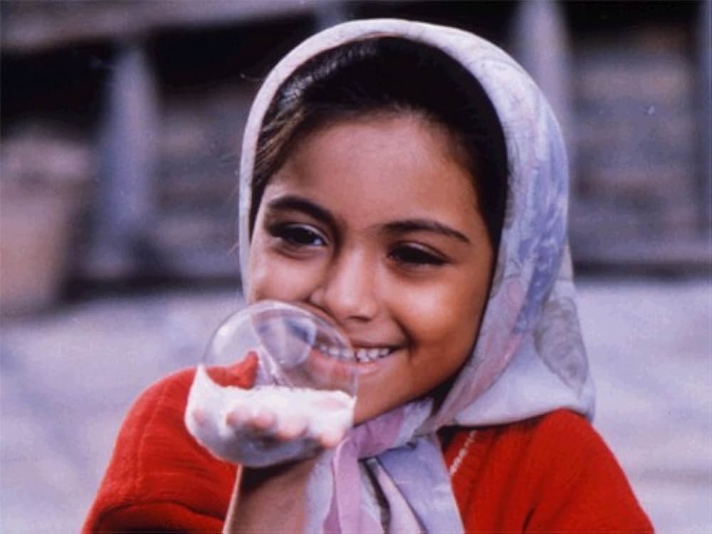 運動靴と赤い金魚の画像