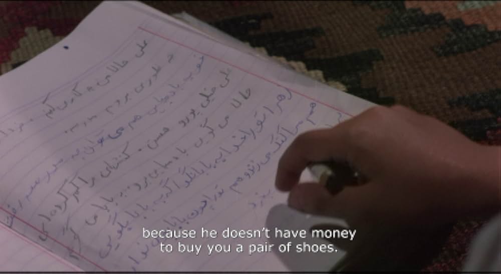 運動靴と赤い金魚の画像