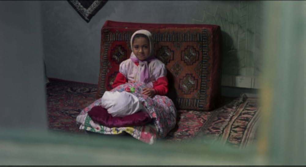 運動靴と赤い金魚の画像