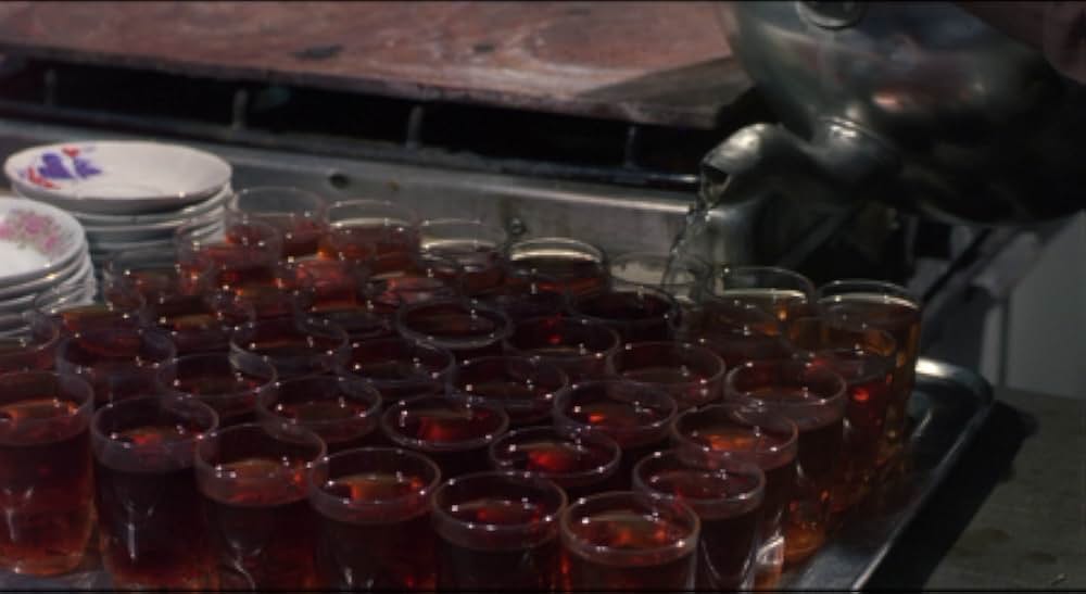 運動靴と赤い金魚の画像