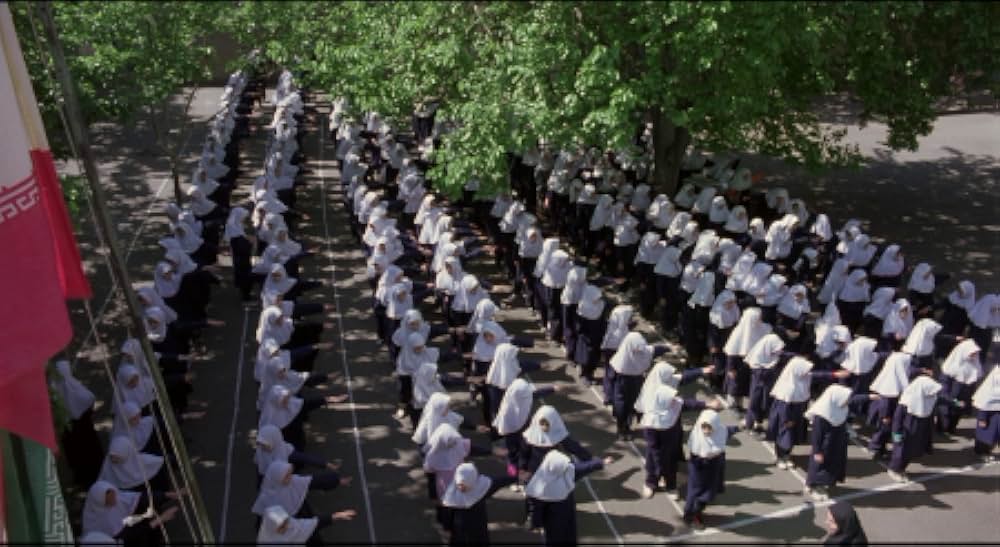 運動靴と赤い金魚の画像