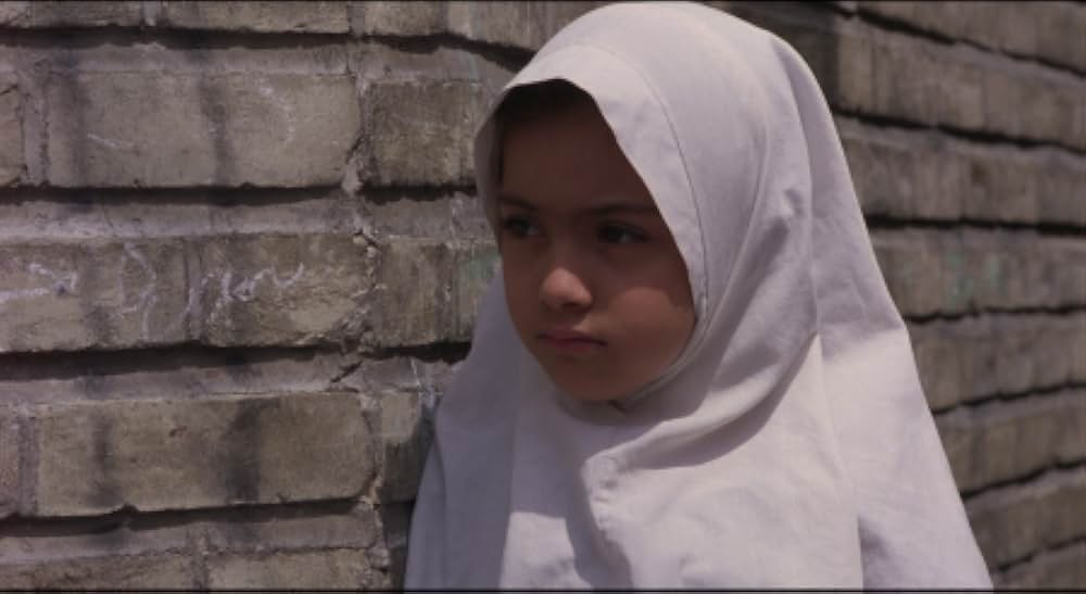 運動靴と赤い金魚の画像