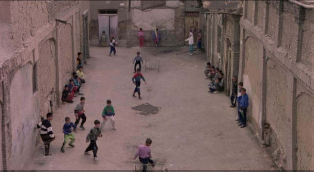 運動靴と赤い金魚の画像