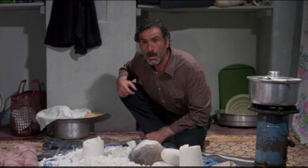 運動靴と赤い金魚の画像