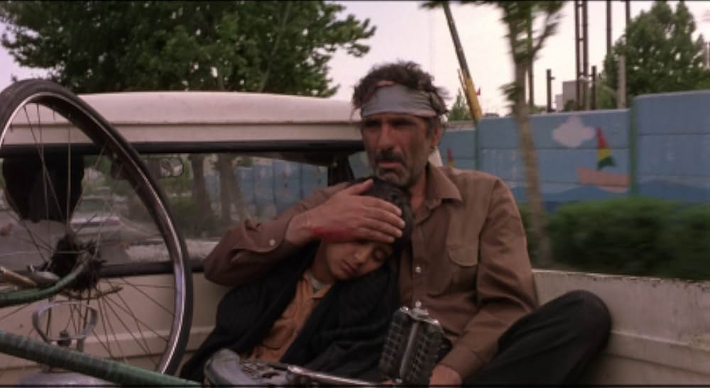 運動靴と赤い金魚の画像