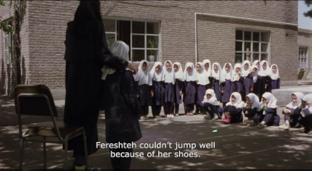 運動靴と赤い金魚の画像