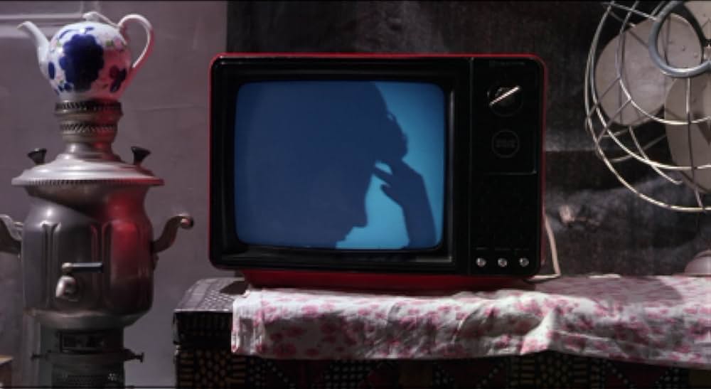 運動靴と赤い金魚の画像