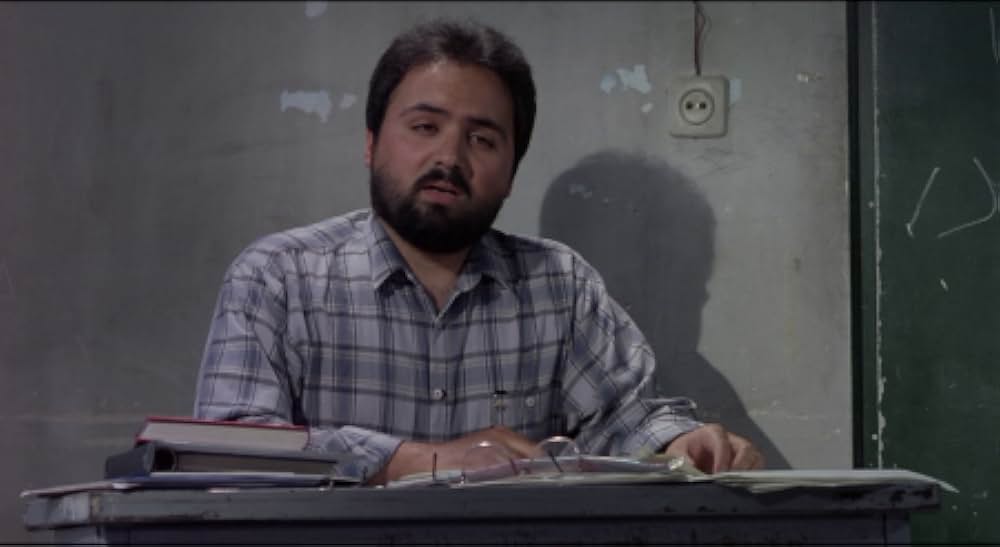 運動靴と赤い金魚の画像