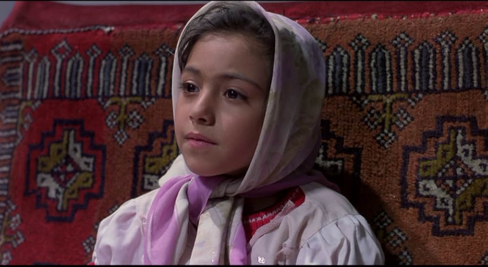 運動靴と赤い金魚の画像