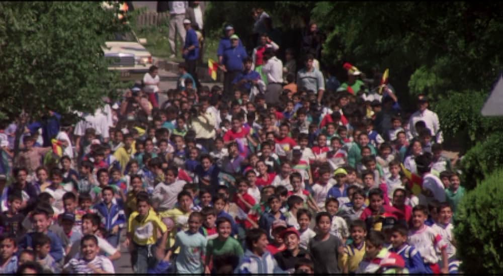 運動靴と赤い金魚の画像