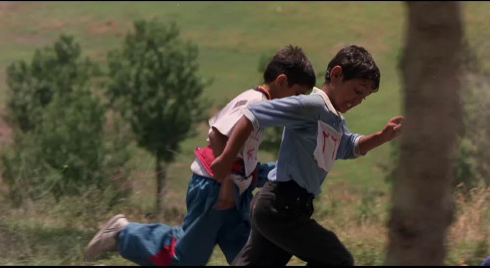 運動靴と赤い金魚の画像