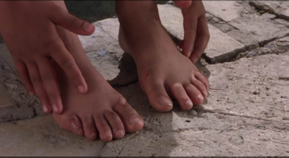 運動靴と赤い金魚の画像