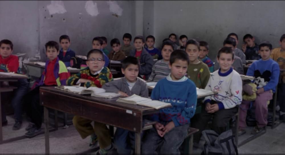 運動靴と赤い金魚の画像