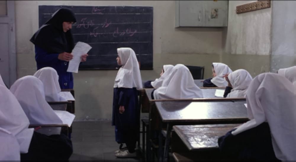 運動靴と赤い金魚の画像