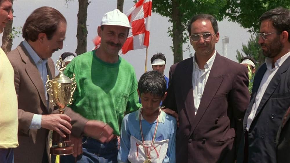 運動靴と赤い金魚の画像