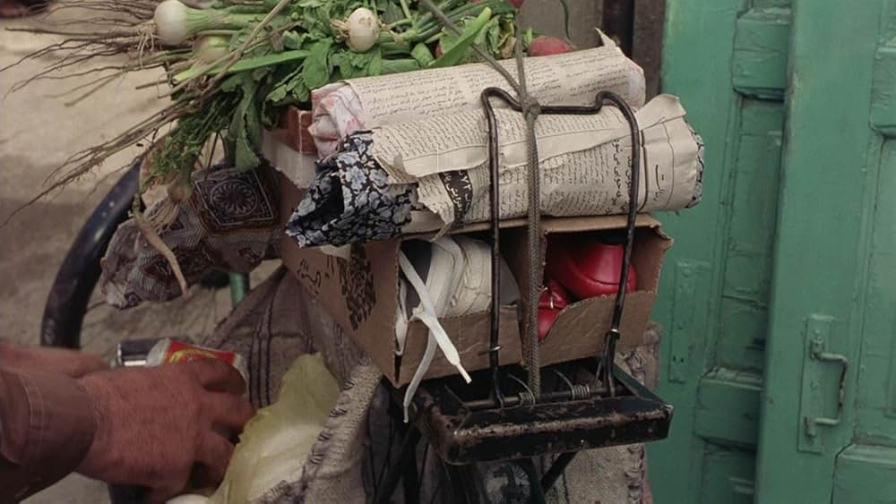 運動靴と赤い金魚の画像