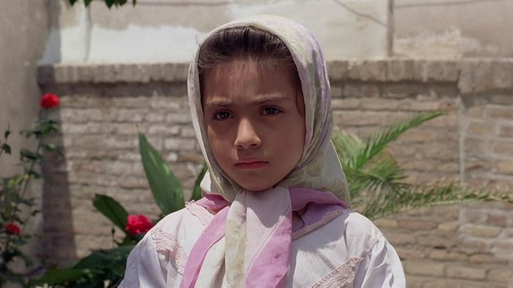 運動靴と赤い金魚の画像