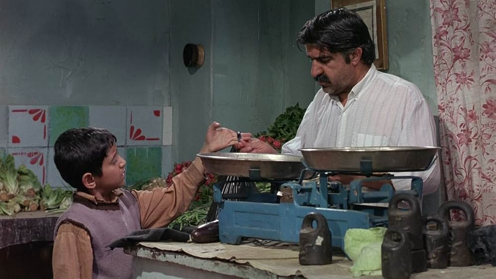 運動靴と赤い金魚の画像