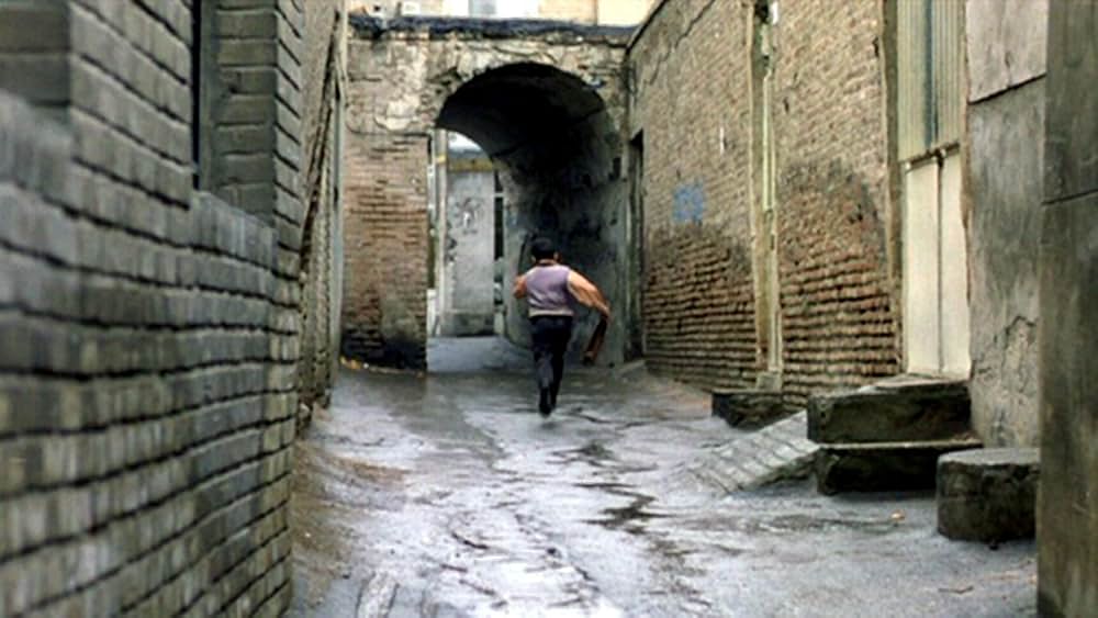 運動靴と赤い金魚の画像