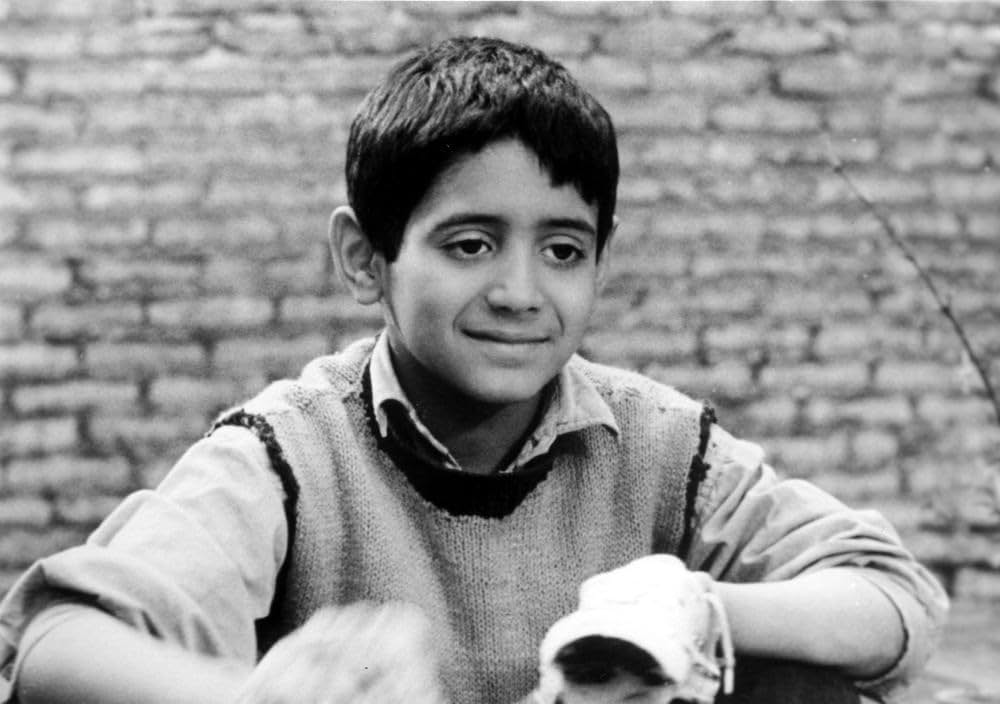 運動靴と赤い金魚の画像