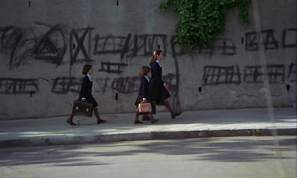 「カラスの飼育」コンチタ・ペレス & Mayte Sánchez & アナ・トレントの画像