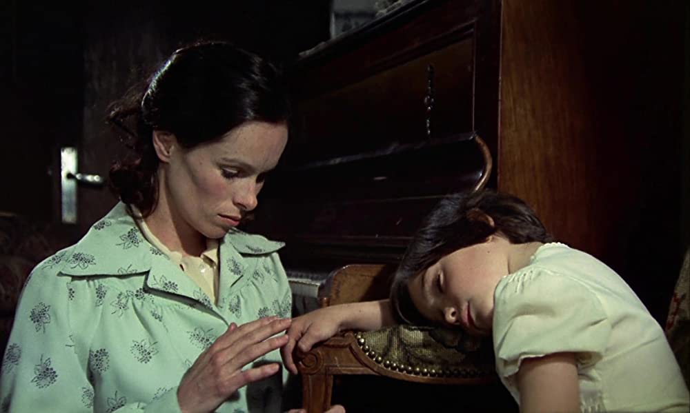 「カラスの飼育」ジェラルディン・チャップリン & アナ・トレントの画像