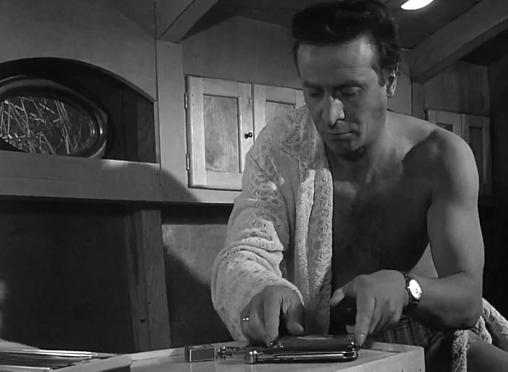 水の中のナイフの画像