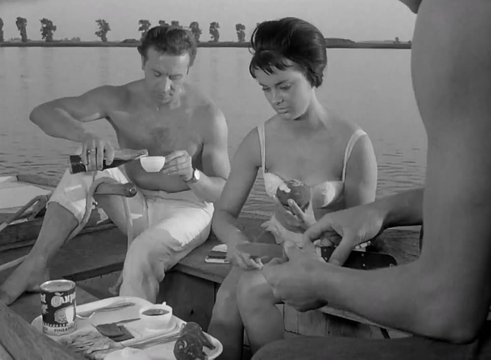 水の中のナイフの画像