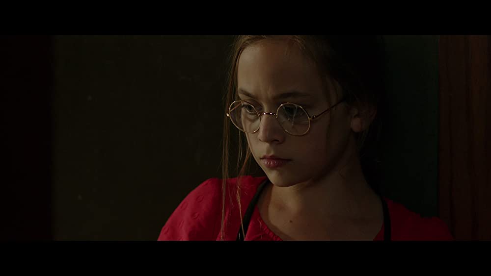 「スタンドオフ」エラ・バレンタインの画像