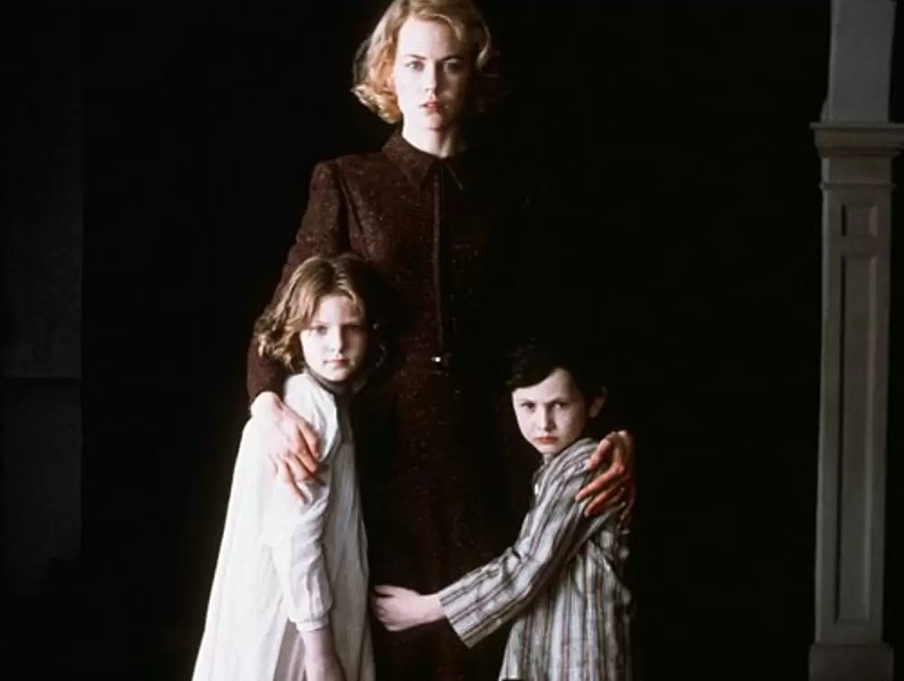 「アザーズ」ニコール・キッドマン & アラキナ・マン & ジェームズ・ベントレーの画像