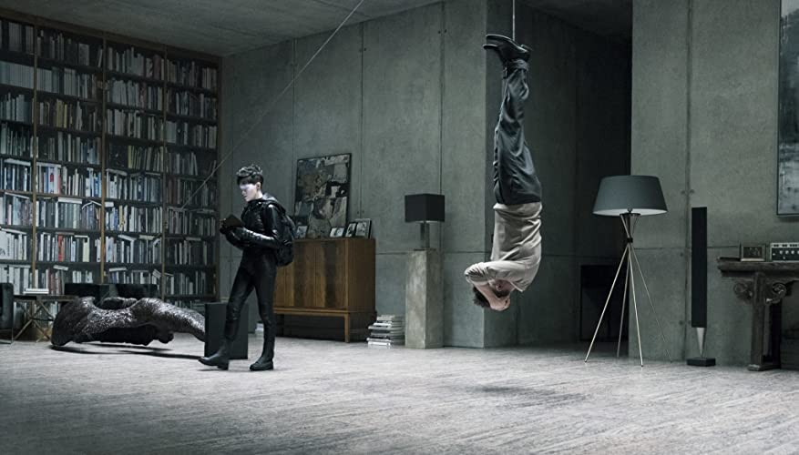 蜘蛛の巣を払う女の画像