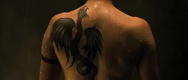 蜘蛛の巣を払う女の画像