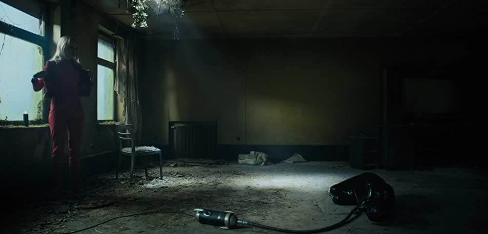 蜘蛛の巣を払う女の画像