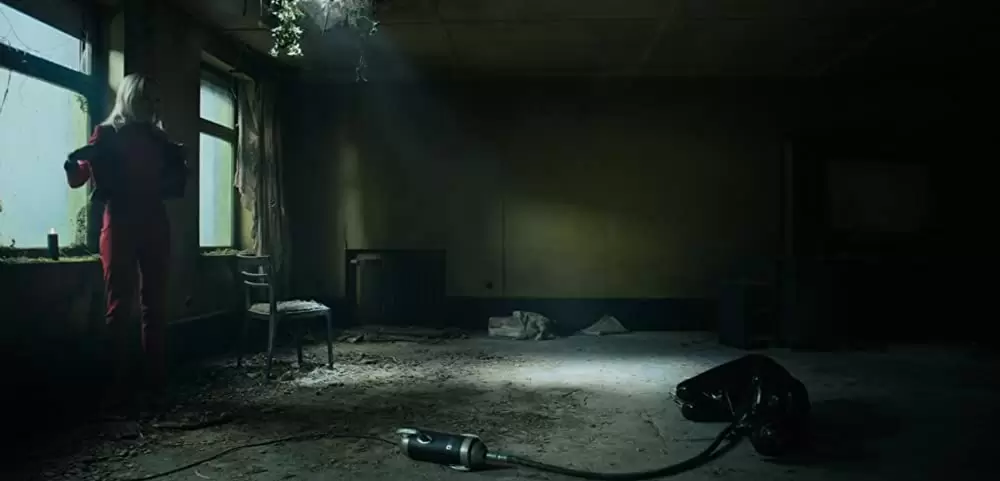 「蜘蛛の巣を払う女」シルビア・フークスの画像