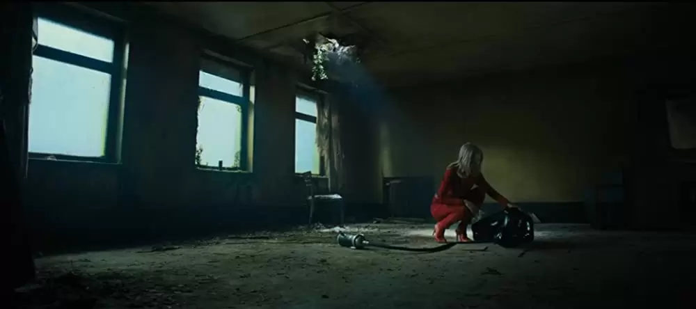 「蜘蛛の巣を払う女」シルビア・フークスの画像