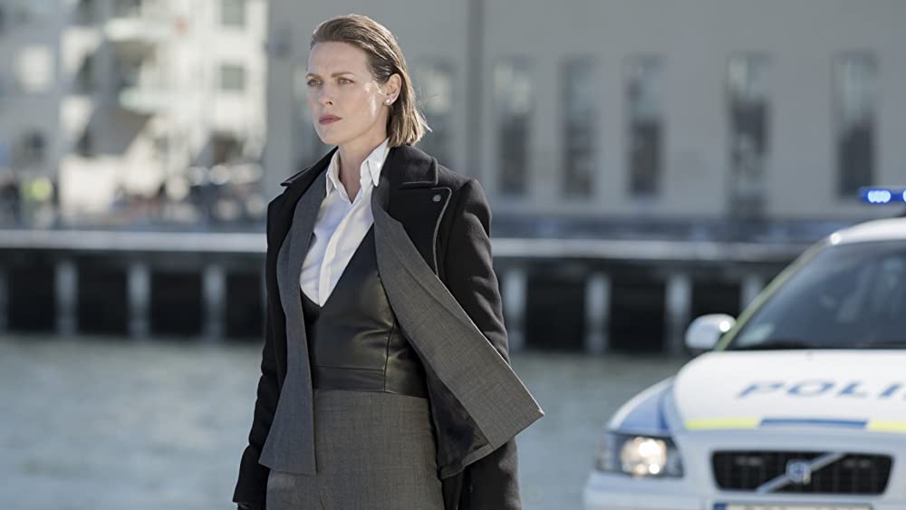 蜘蛛の巣を払う女の画像