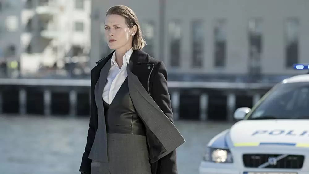 蜘蛛の巣を払う女の画像