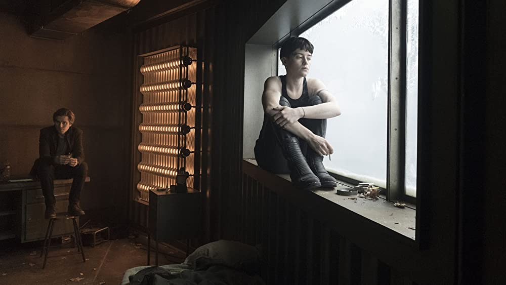 蜘蛛の巣を払う女の画像