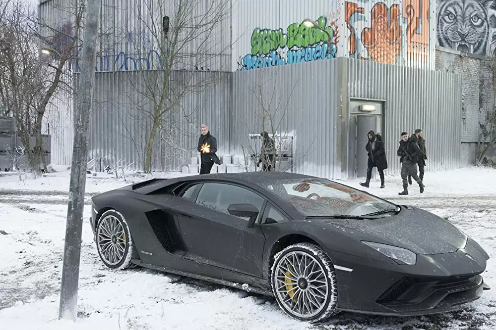 蜘蛛の巣を払う女の画像