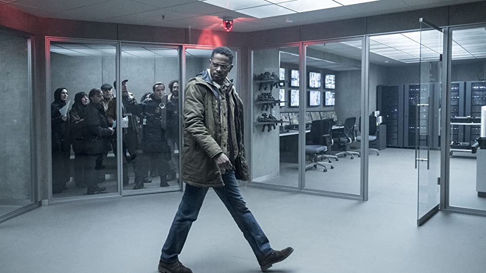 蜘蛛の巣を払う女の画像