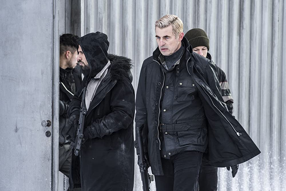 蜘蛛の巣を払う女の画像