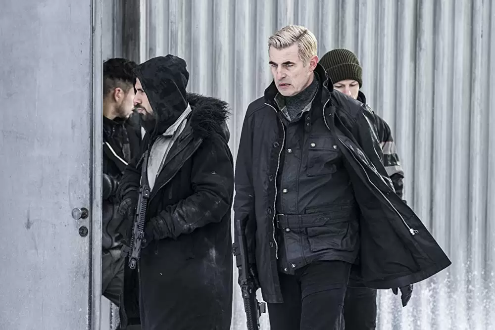 蜘蛛の巣を払う女の画像