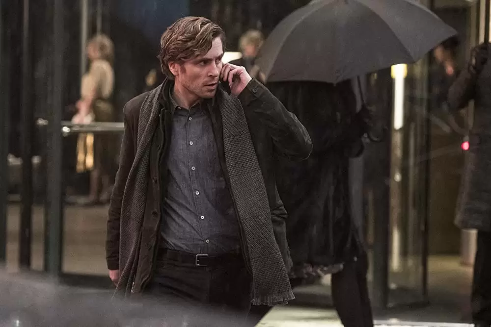 蜘蛛の巣を払う女の画像