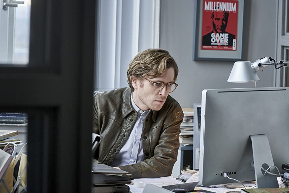 蜘蛛の巣を払う女の画像