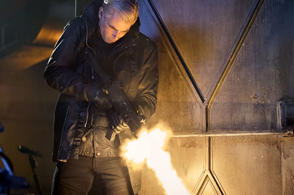 蜘蛛の巣を払う女の画像