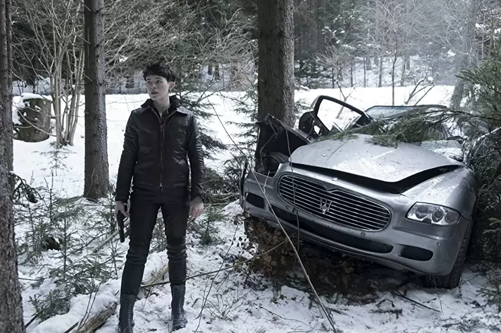 蜘蛛の巣を払う女の画像