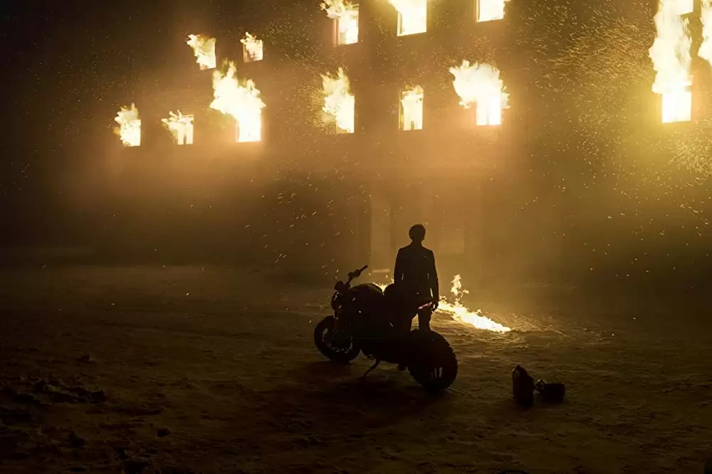 蜘蛛の巣を払う女の画像