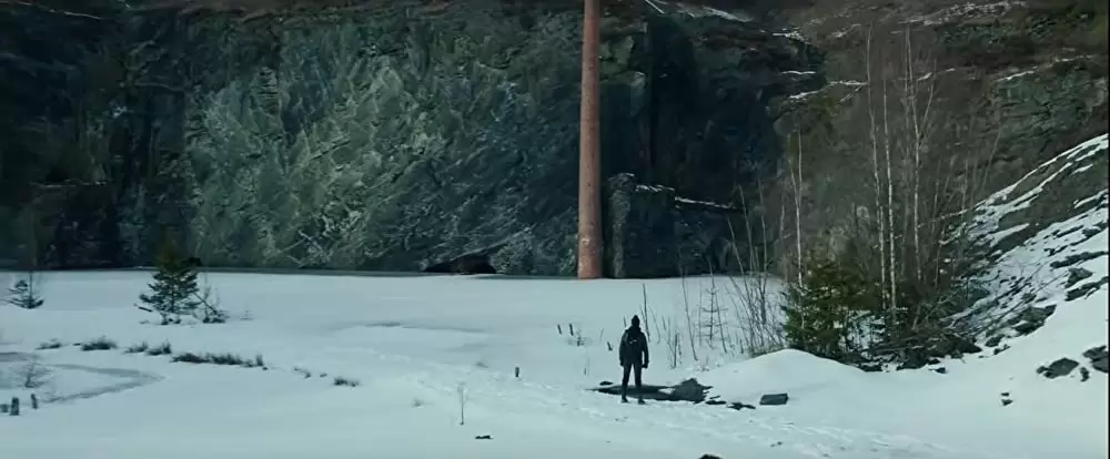 蜘蛛の巣を払う女の画像