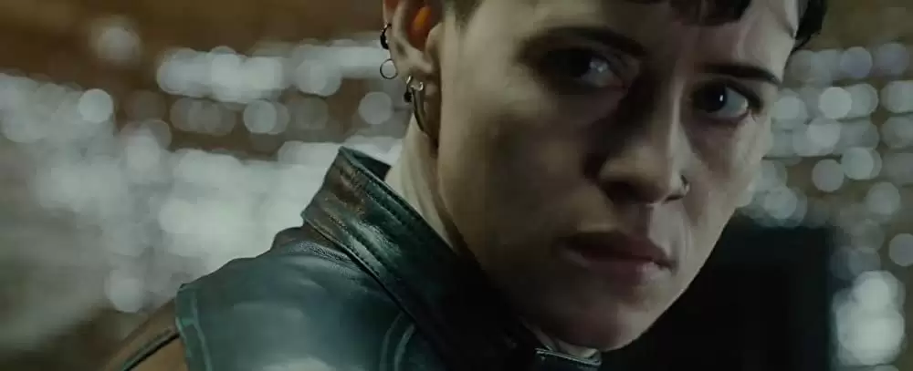 蜘蛛の巣を払う女の画像