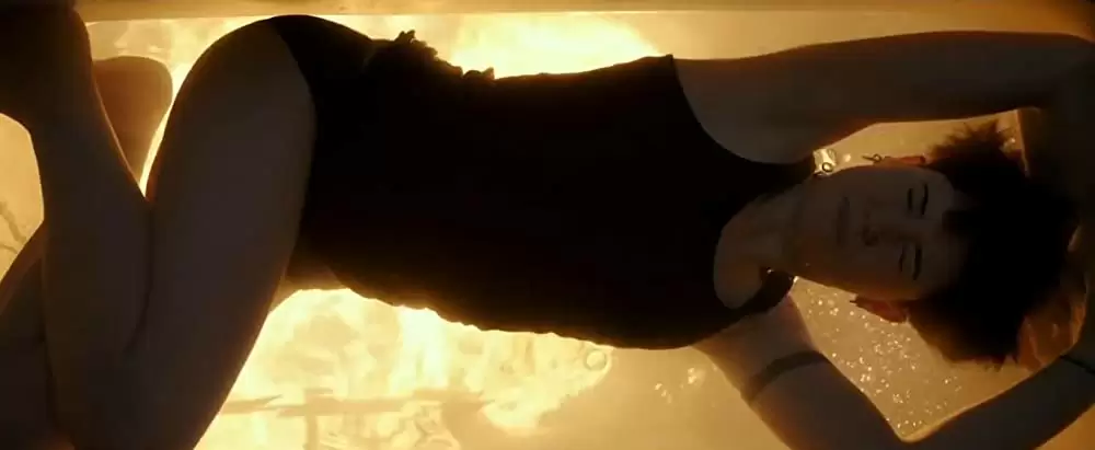 蜘蛛の巣を払う女の画像